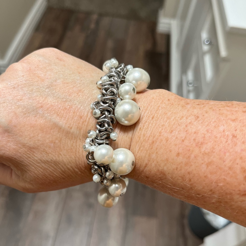 AVON Vintage Faux Pearl and Silver Findings dangle bead Bracelet
